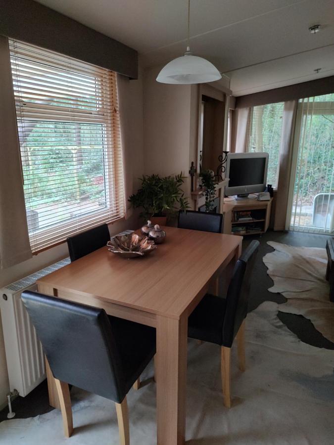 Vrijstaande stacaravan met riante tuin aan bosrand Vledder Buitenkant foto
