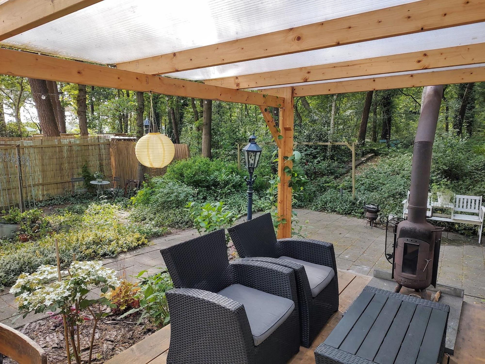 Vrijstaande stacaravan met riante tuin aan bosrand Vledder Buitenkant foto